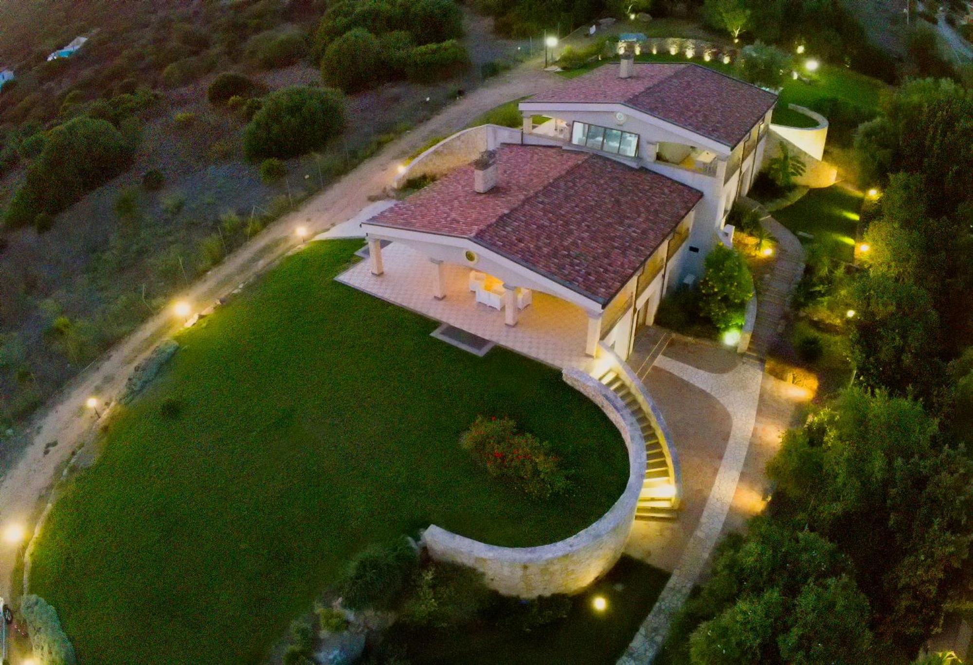 Janas Luxury Surrounded By Large Park, Swimming Pool, Parking And Wifi Villa *