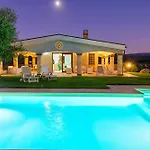 Villa Janas Luxury Villa Surrounded By Large Park, Swimming Pool, Parking And Wifi