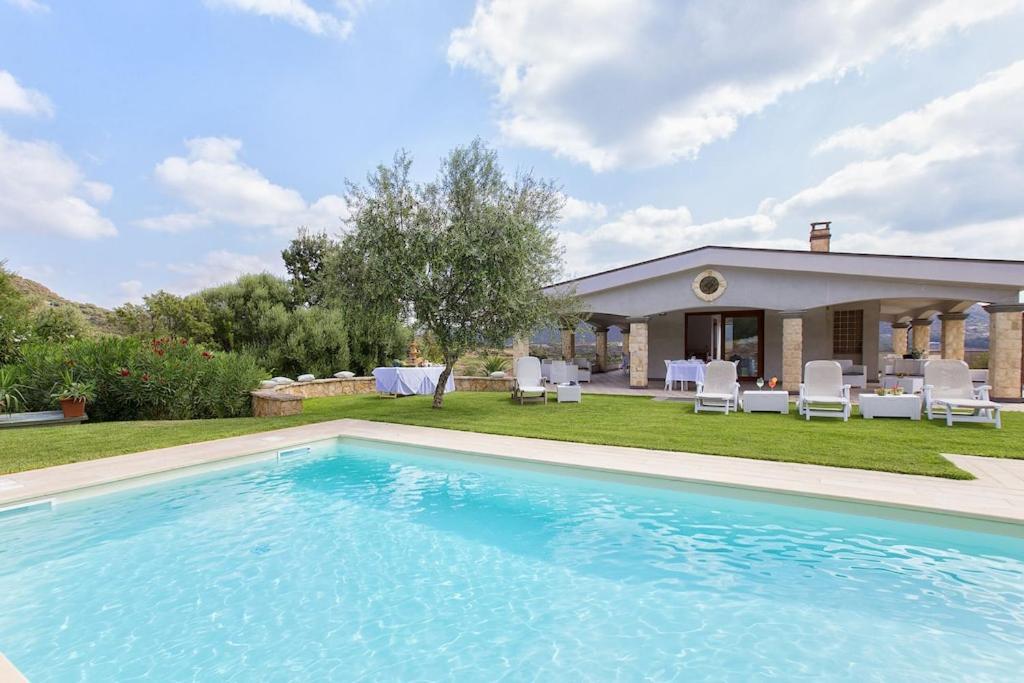 Janas Luxury Surrounded By Large Park, Swimming Pool, Parking And Wifi Villa