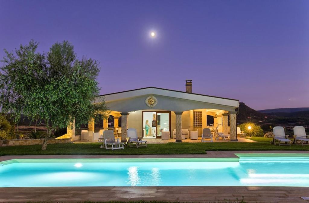 Villa Janas Luxury Surrounded By Large Park, Swimming Pool, Parking And Wifi *