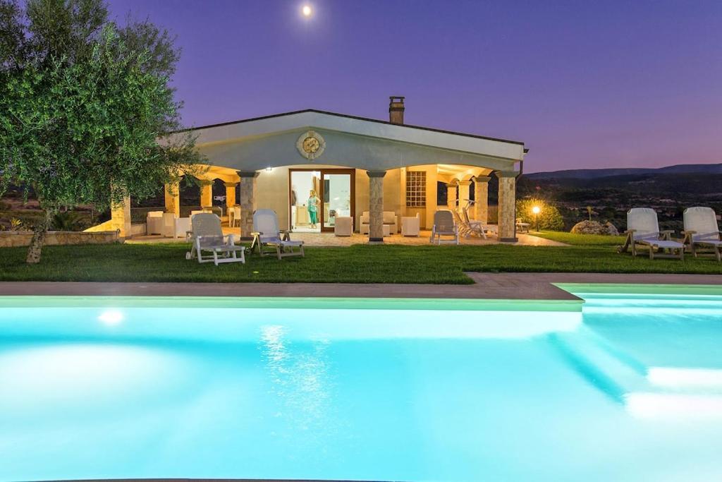 Janas Luxury Surrounded By Large Park, Swimming Pool, Parking And Wifi