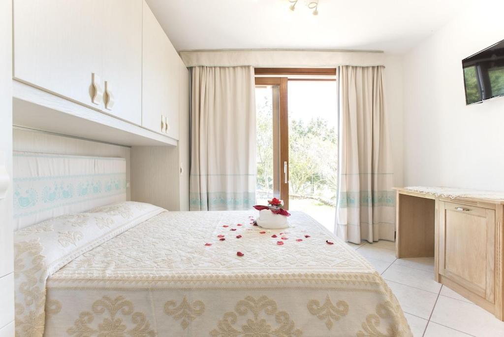 Villa Janas Luxury Surrounded By Large Park, Swimming Pool, Parking And Wifi