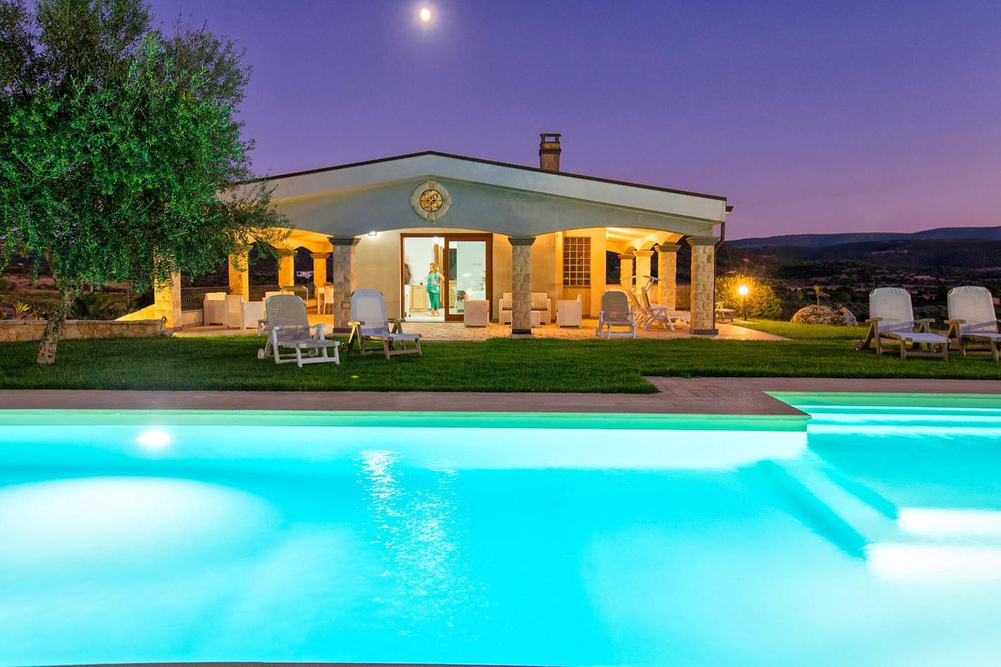 Janas Luxury Surrounded By Large Park, Swimming Pool, Parking And Wifi